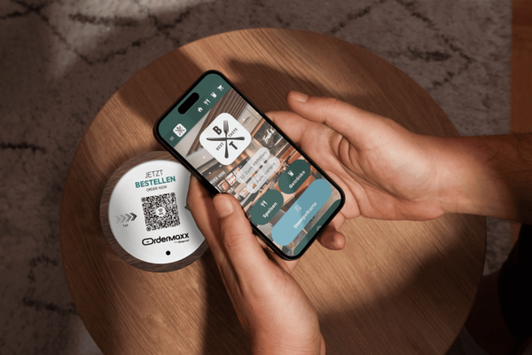 SMOOF DOTS QR-Code-Aufsteller im Gastraum